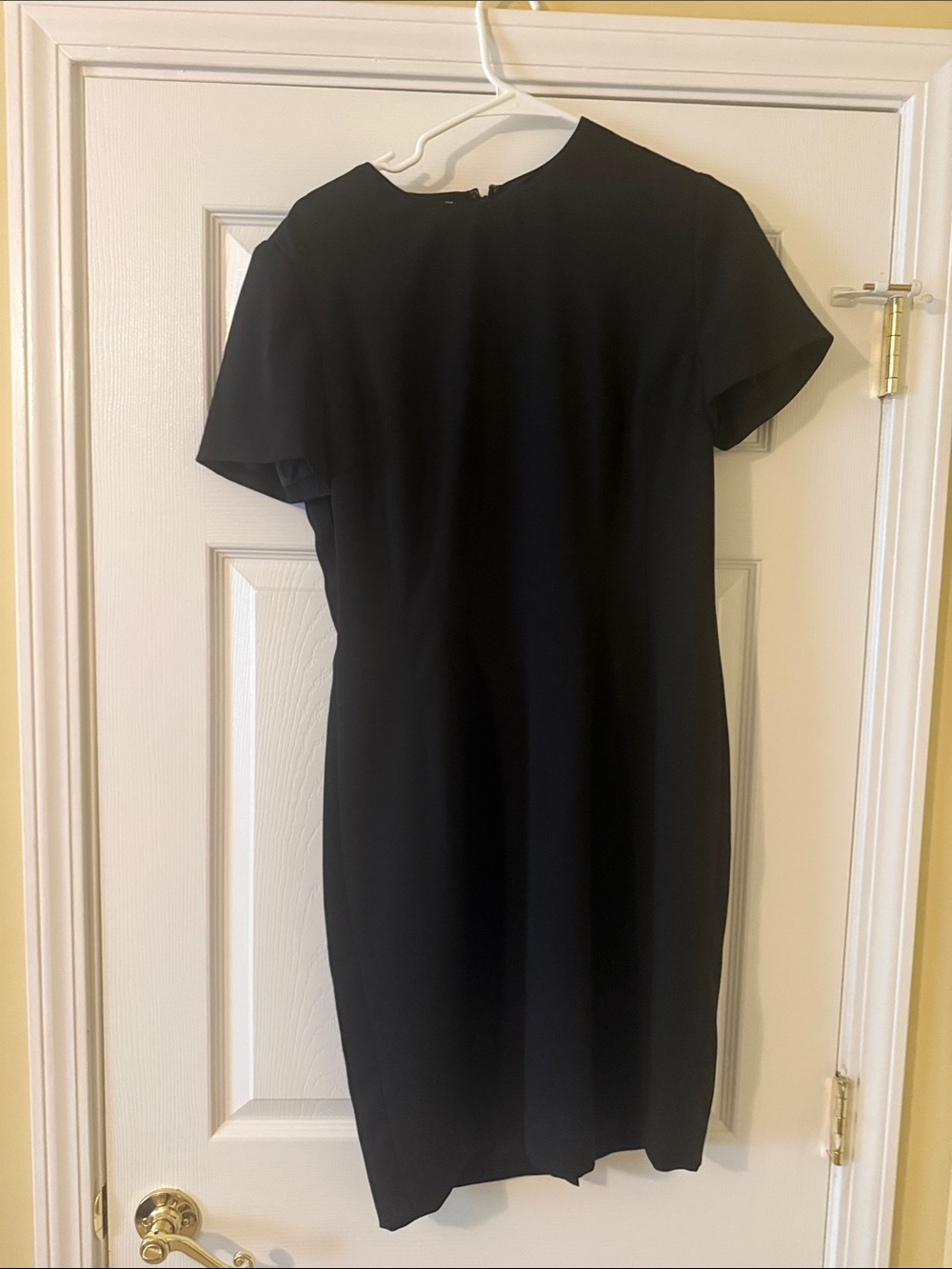 Elegant Black Midi Dress with Short Sleeves
